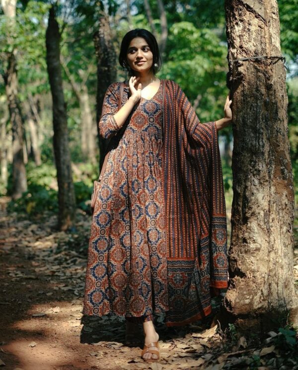 KLOSIA Women's Viscose Printed Flared A-Line Kurta With Pant And Dupatta Suit Set - Image 2