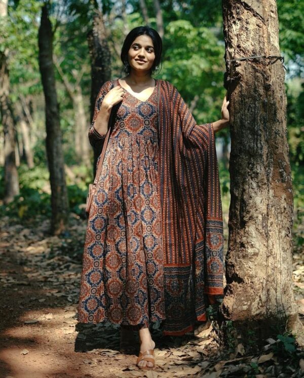 KLOSIA Women's Viscose Printed Flared A-Line Kurta With Pant And Dupatta Suit Set - Image 5