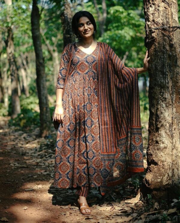 KLOSIA Women's Viscose Printed Flared A-Line Kurta With Pant And Dupatta Suit Set - Image 4